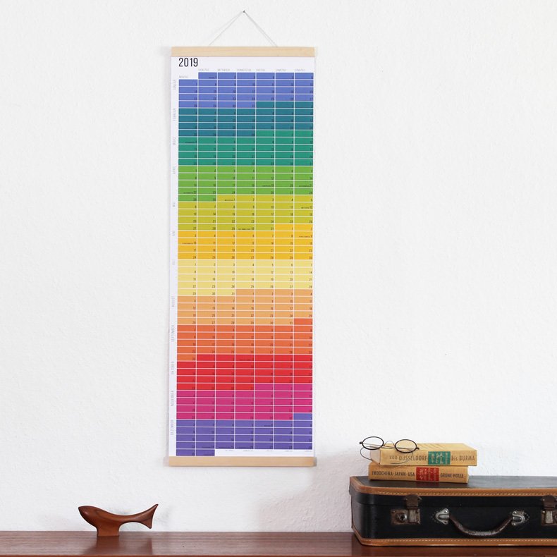 Den Wi-La-No-Wandkalender für 2019 gibt es in zwei Varianten: Regenbogen und Pastell.