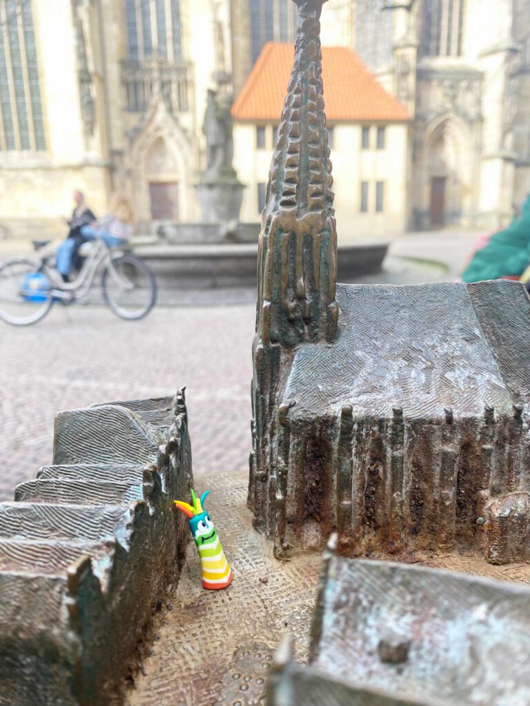 Das Wi-La-No-Maskottchen auf Sightseeing-Tour in Münster.