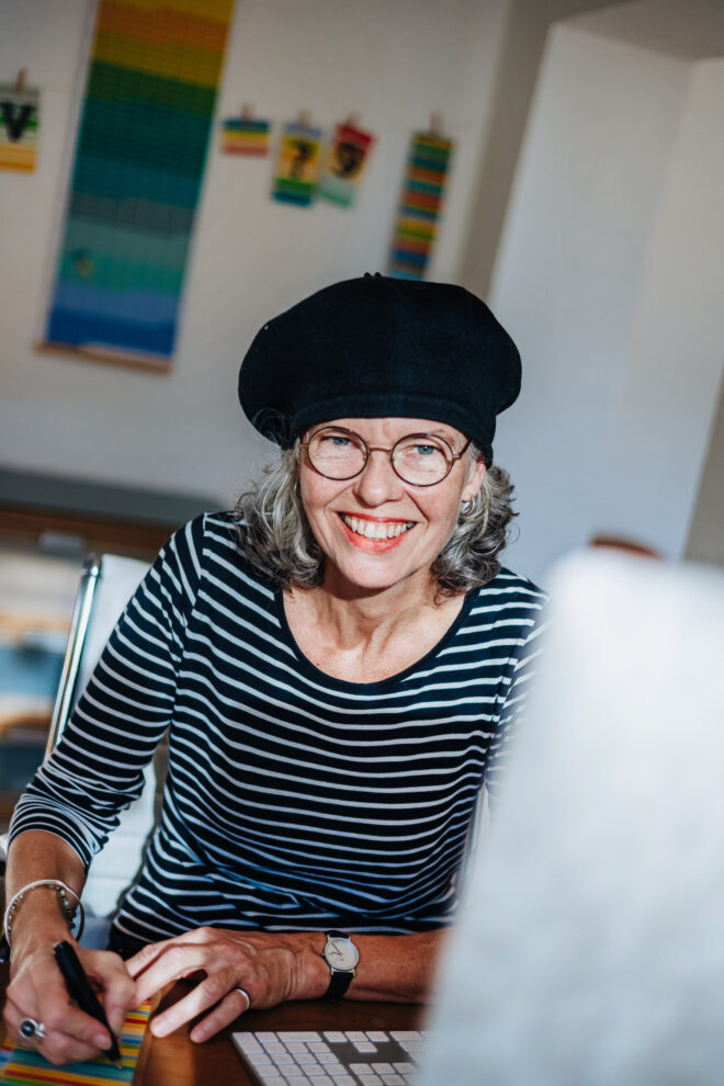 Anette am Schreibtisch - Foto © Andreas Rudolph